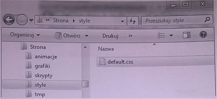 Zdjęcie do pytania: Wskaż sposób, w jaki należy odwołać się do pliku default.css, jeśli index.html znajduje się bezpośrednio w katalogu Strona?
